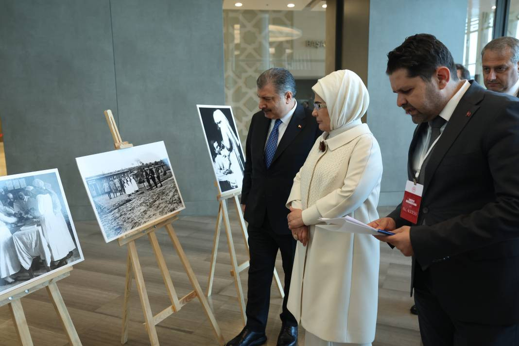 Emine Erdoğan İstanbul’da hemşire ve ebelerle bir araya geldi - Resim: 15